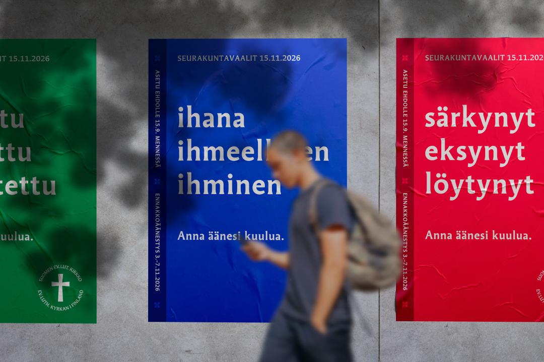 ihmishahmo kävelee vaalimainosten edessä 